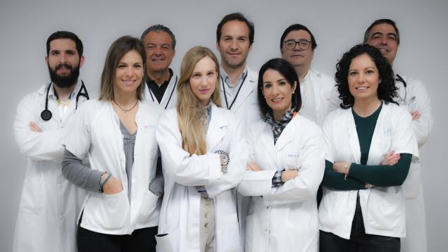 Grupo de médicos posando de frente
