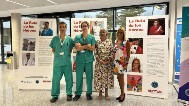Médicos posando antes unos paneles
