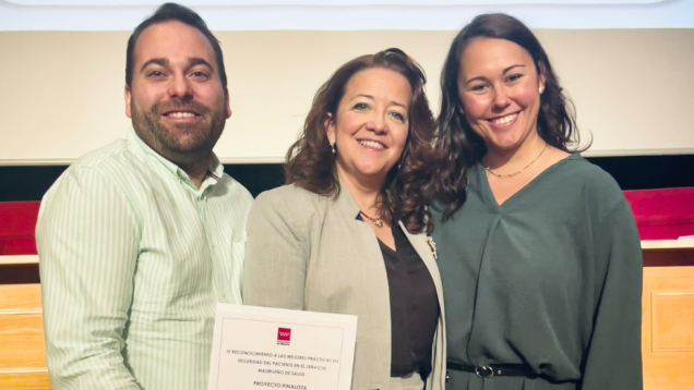 Tres personas posando con un diploma en el medio, las dos del centro y derecha, mujeres, a la izquierda un hombre, 