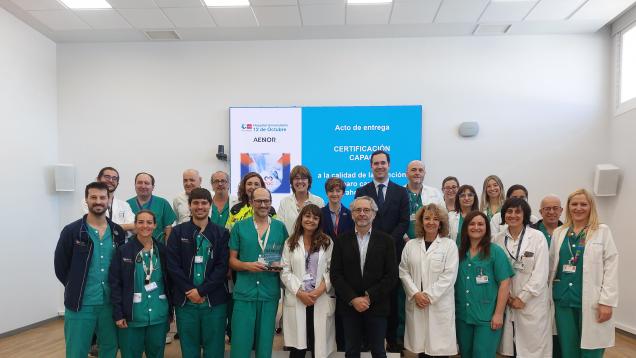 Foto de grupo de profesionales, algunos con bata blanca, otros con pijama verde y algunos contraje