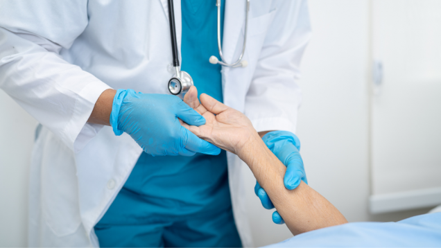 médico coge la mano de una paciente mayor