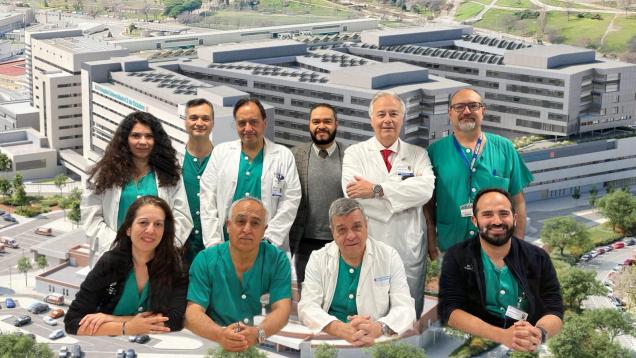 foto de grupo sentados con bata blanca o pijama verde