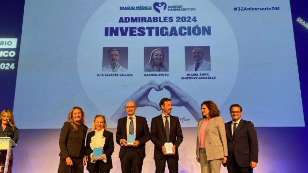 retrato de seis personas, la tercera por la izquierda un hombre galardonado