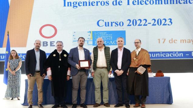Retrato general de grupo seis hombres en escenario