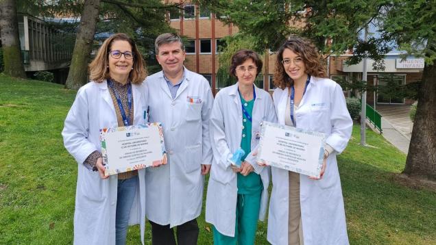 Retrato de profesionales con bata blanca tres mujeres y el segundo por la izquierda un hobre posan con diplomas
