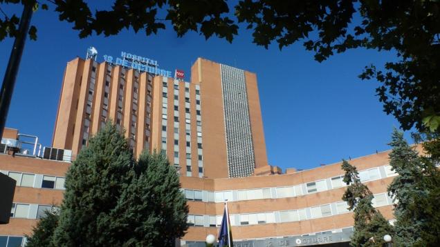 Edificio de ladrillo torre sobre edificio de varias plantas
