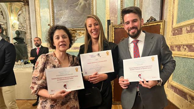 Retrato de dos mujeres a la izquierda y un hombre a la derecha con diplomas en las manos