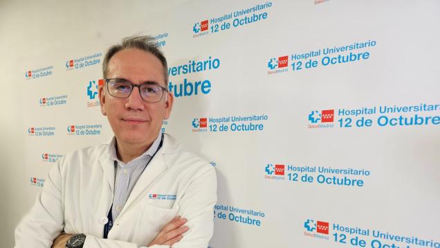 Retrato de medio cuerpo de profesional hombre con bata blanca con fondo de trasera con logos