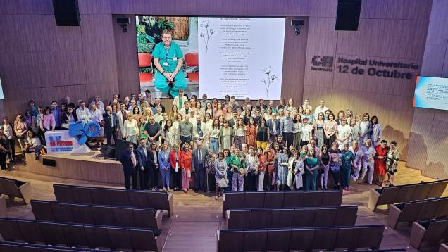 Foto de grupo vista desde arriba en un auditorio