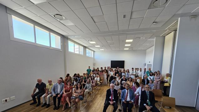 imagen de sala con muchas personas sentadas vistas desde delante