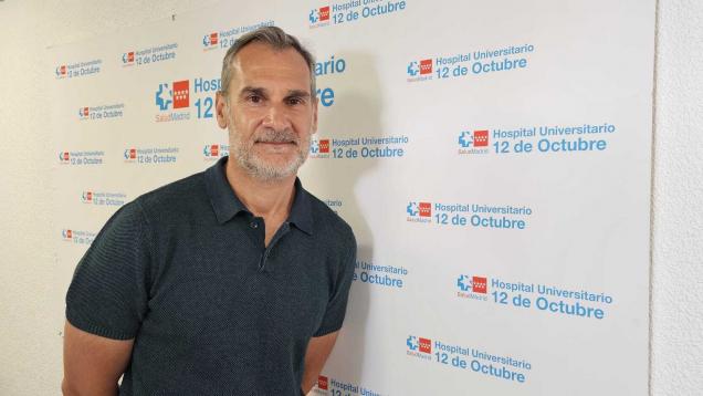 Retrato de hombre con logos de fondo