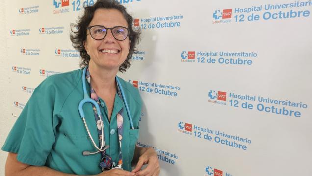 retrato de mujer pelo corto castaño y gafas con pijama verde y logos detrás