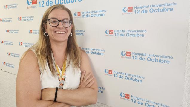 retrato de mujer con melena rubia y brazos cruzados con logos detrás