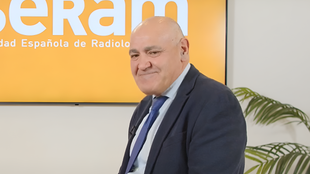 Retrato de lado de hombre con chaqueta y corbata azul marino