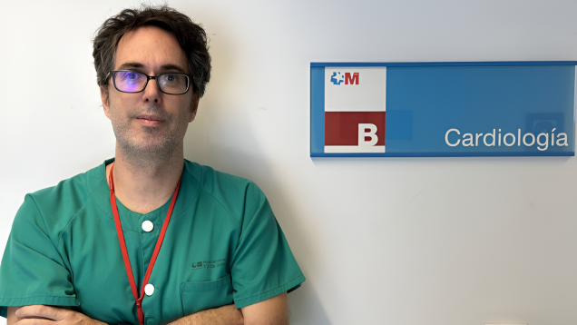 retrato de hombre con pijama sanitario verde al lado de rótulo con texto que dice Cardiología