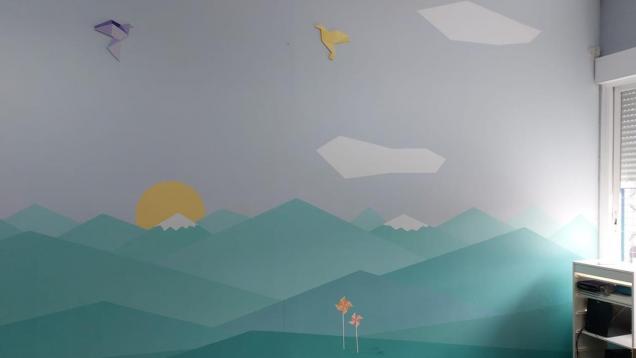 pared decorada con un mar de olas verdes sol que se pone y nubes blancas sobre fondo gris