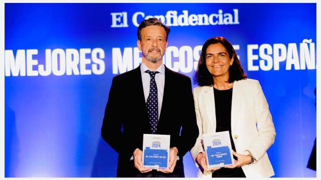 Retrato de hombre con traje azul a al derecha y premio en la mano
