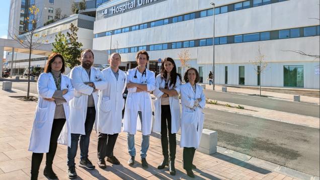 Equipo PROA del Hospital 12 de Octubre retrato de 6 personas con bata blanca en exterior con el hospital de fodno