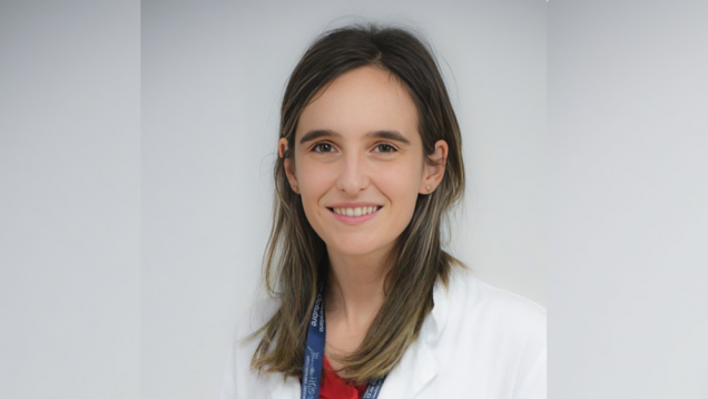 Ainhoa Madariaga retrato de mujer joven con melena larga lisa castaña bata blanca primer plano