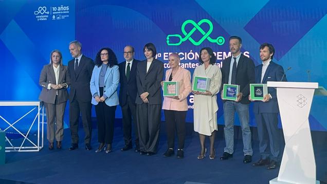 Luis Álvarez-Vallina posando con Premio Constantes y Vitales el segundo empezando por la derecha