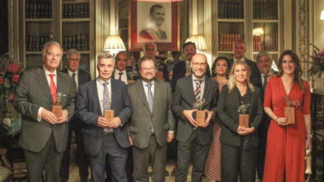 Eduardo Ferrero con premiados Innova Health en una foto de grupo