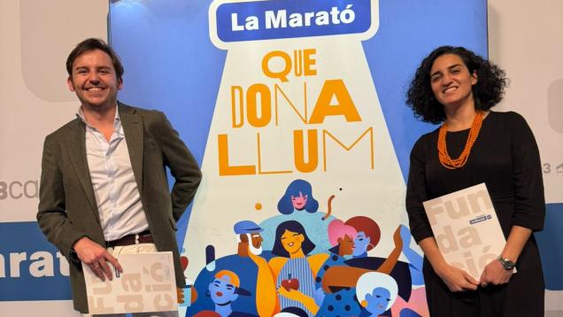 Blanca Gil a la derecha junto al investigador de Vall D'Hebrón en la recogida del premio de La Marató en un escenario