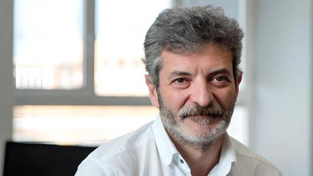 Ignacio Lizasoain retrato con camisa blanca