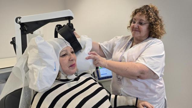 Electroestimulación magnética aplicada a una paciente que está sentada