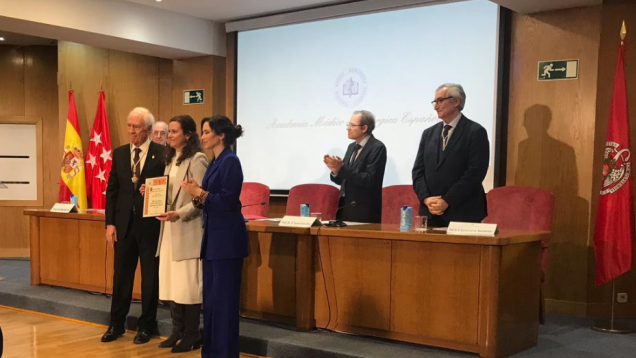 Julia Bernal Tirapo recibe el Premio a la Mejor Tesis Doctoral en el escentario entre dos personas