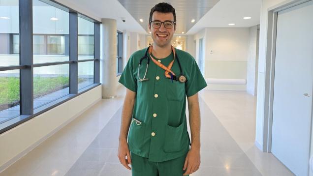 Sergio Sánchez-Palencia en pijama verde con un fondo de pasillo acristalado a los lados