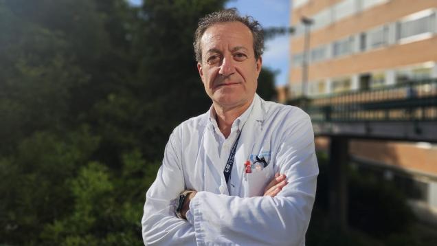  Enrique Morales con jardín detrás