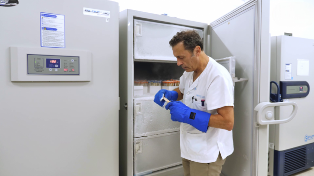 Luis Paz-Ares en la cámara de uno de los laboratorios mirando una muestra congelada