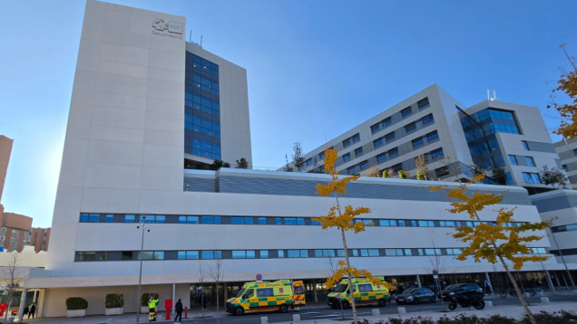 Edificio del Hospital 12 de Octubre desde la izquierda base de varias plantas y una de las torres situadas como brazos encima