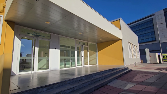 Centro de Oncología Experimental edificio de una planta amarillo y blanco con varias puertas acristaladas