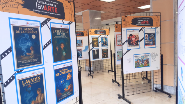 Expositores con carteles
