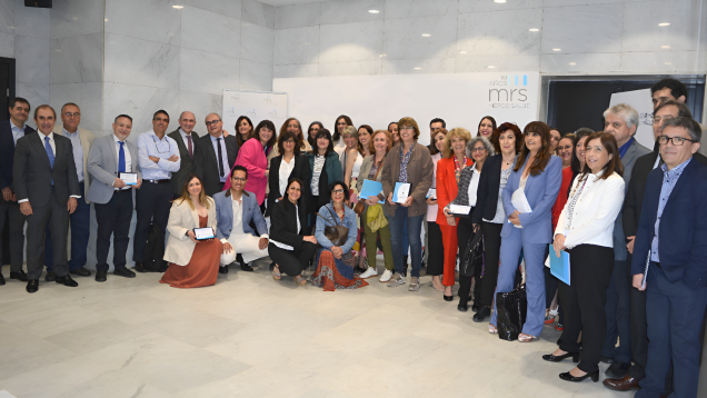 Retrato de grupo de muchas personas